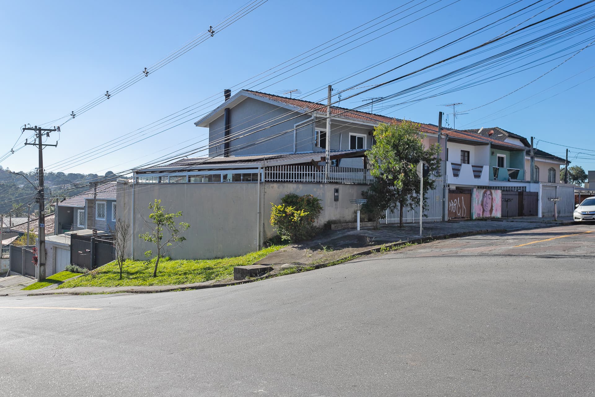 Sobrado de Esquina com Amplo Terreno.