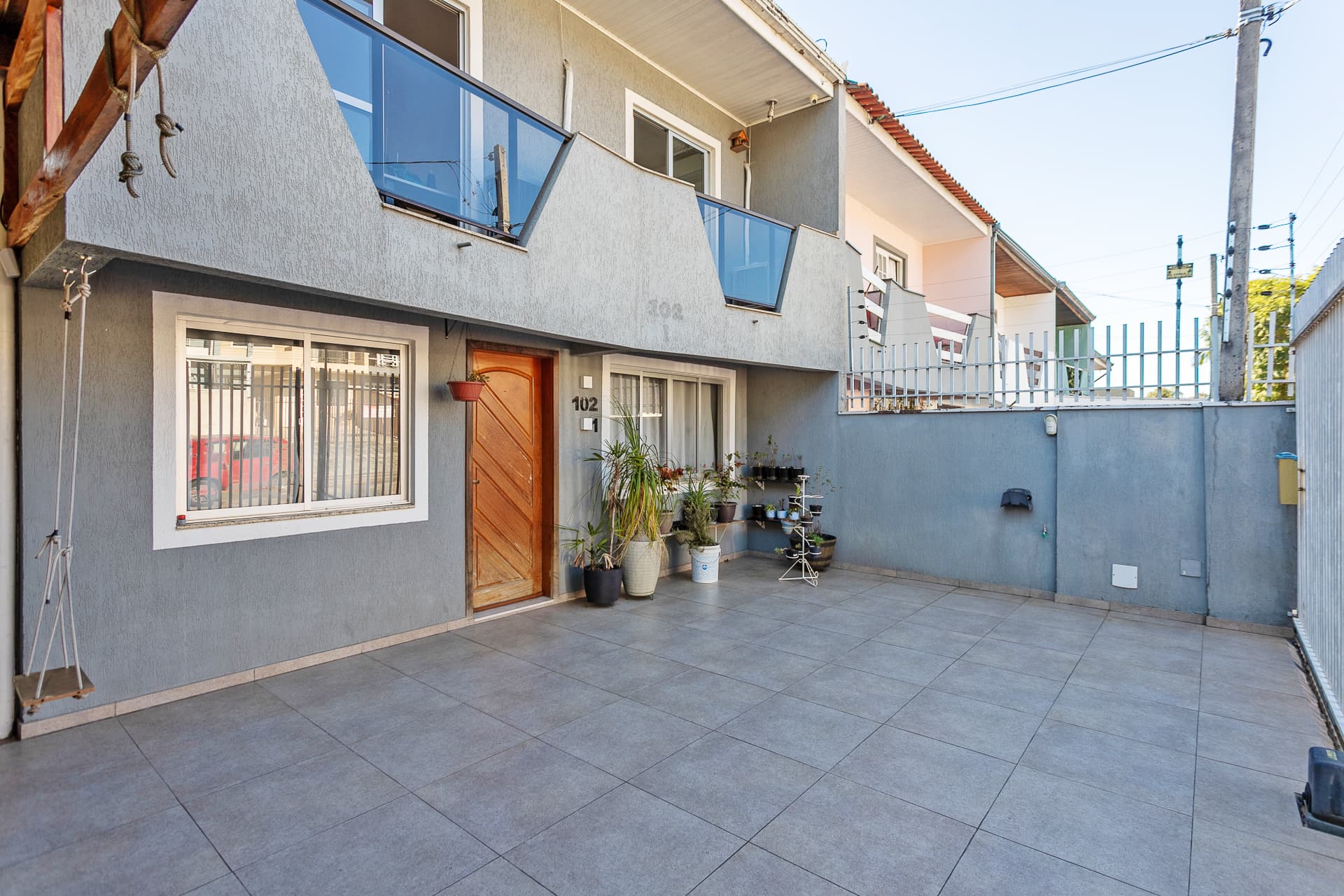 Sobrado de Esquina com Amplo Terreno.
