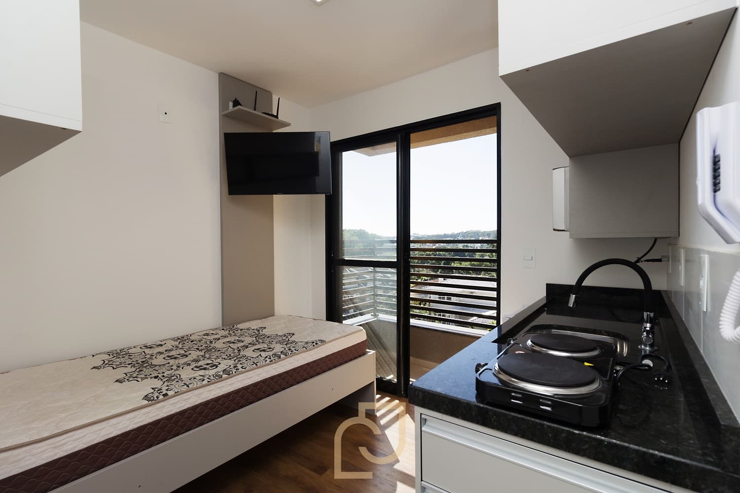Studio com Sacada no Ecoville
