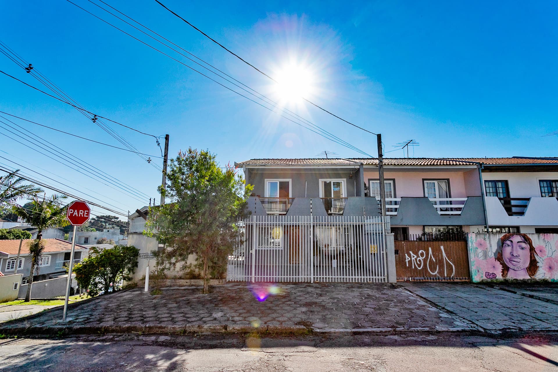Sobrado de Esquina com Amplo Terreno.