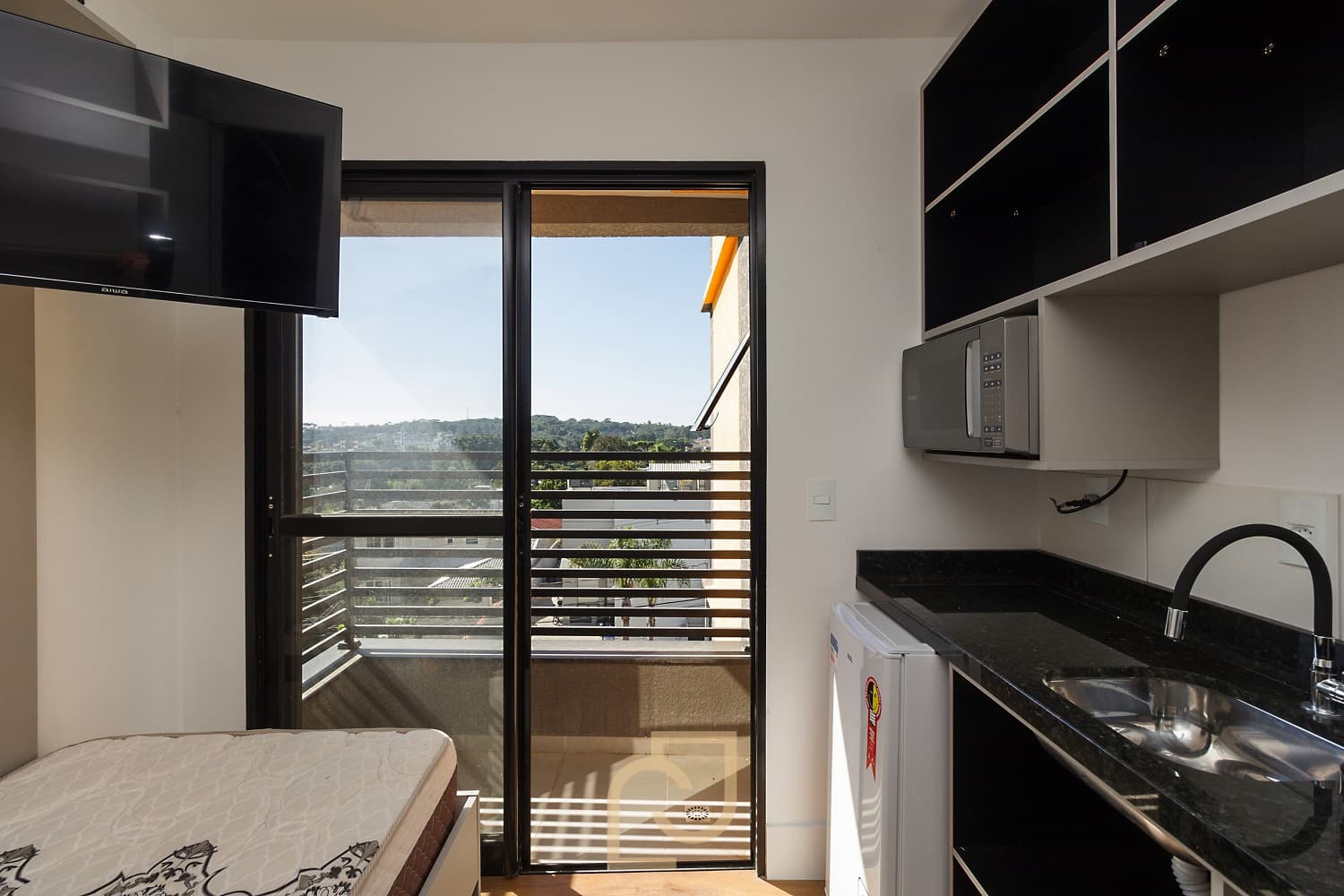 Studio com Sacada no Ecoville